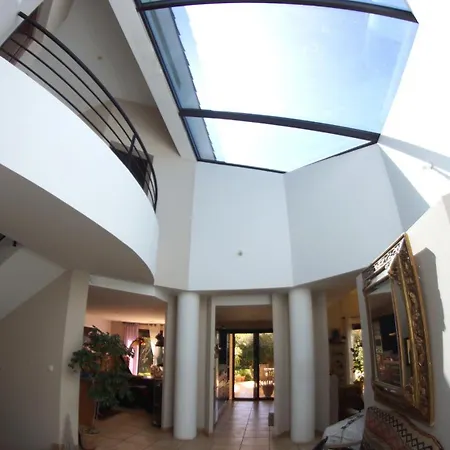 D'architecte Climatisee Avec Piscine, Classe 4 Etoiles * Biot